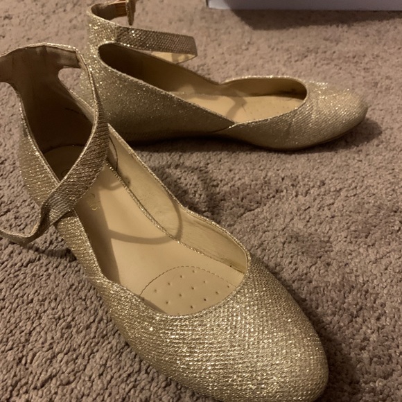 GOLD FLATS WITH ANKLE STRAP - Picture 3 of 4